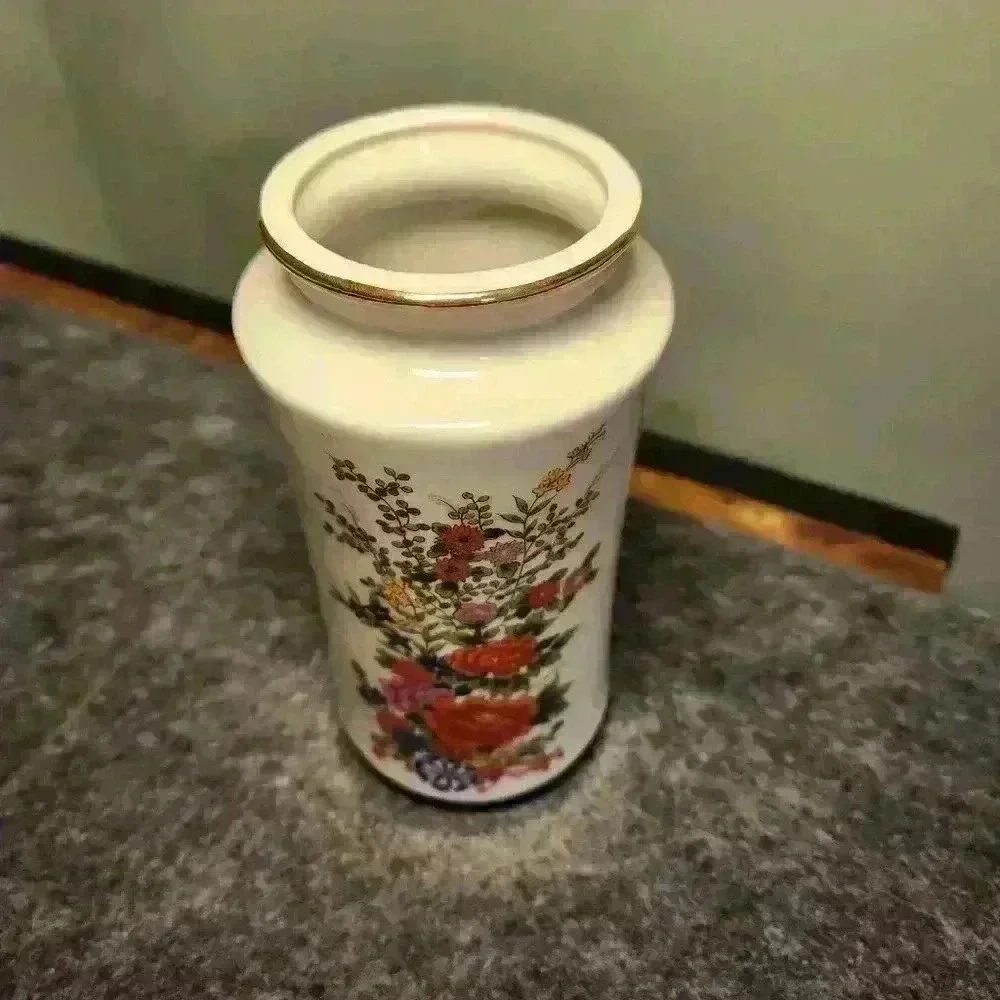 Japanese Floral Hand‎ Painted Vase 6” Tall Gifts From Around The World Gold Trim